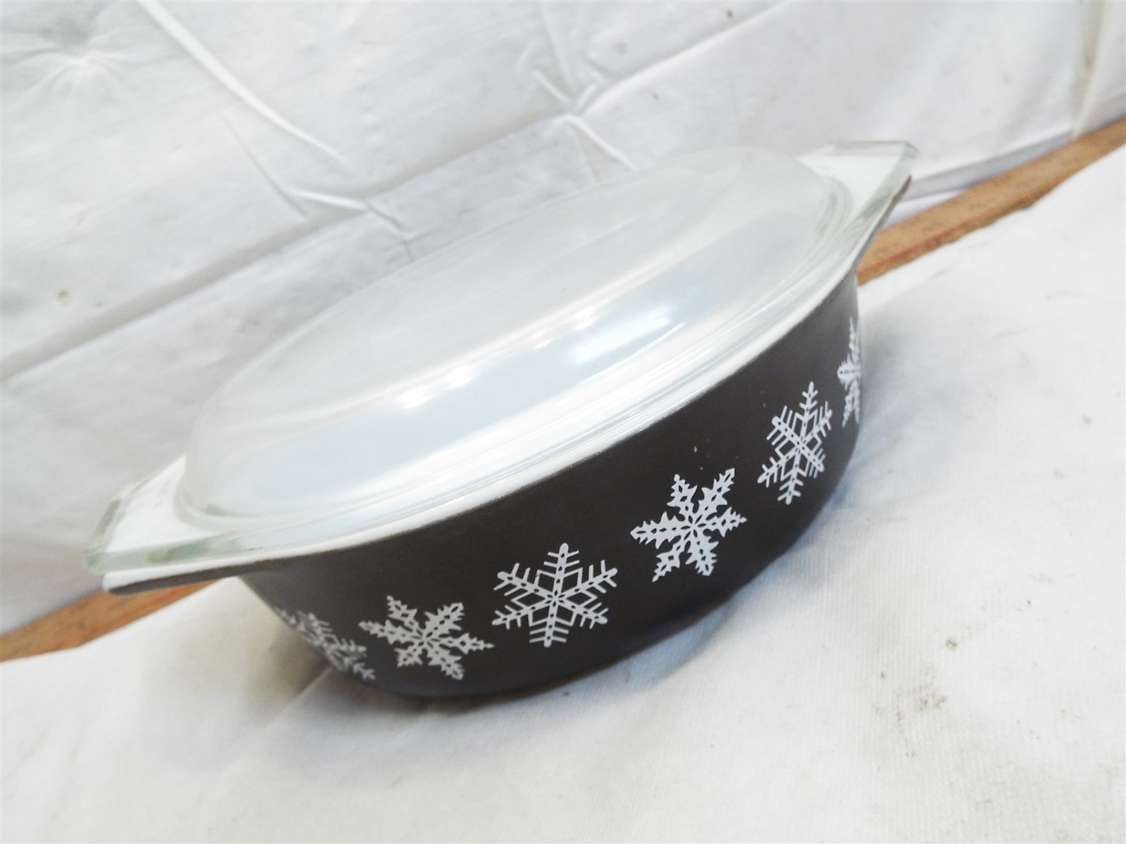 Vintage Black w/White Snowflake Pyrex 1-1/2 Qt Oval Casserole Lid
