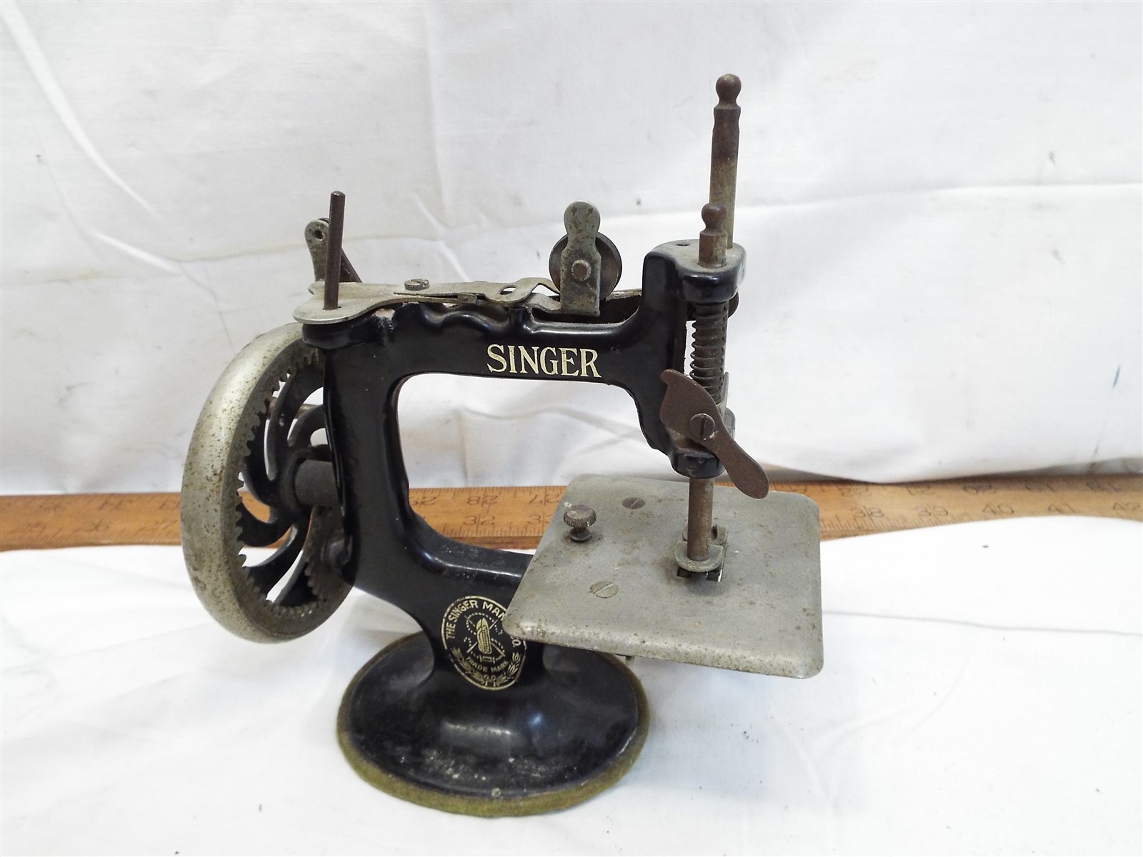 Childs Singer Toy Sewing Machine Sewhandy Hand Crank Sew Handy